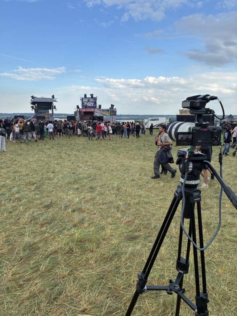 Backstage d’un tournage documentaire, caméra à l’épaule
