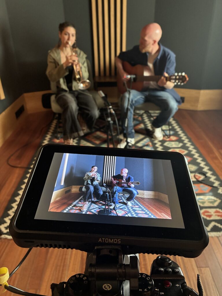 Raphaël Molina, vidéaste à Paris, en tournage